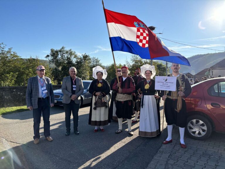 img 3756a27fe8eae4d5f1cc8415736556ee v